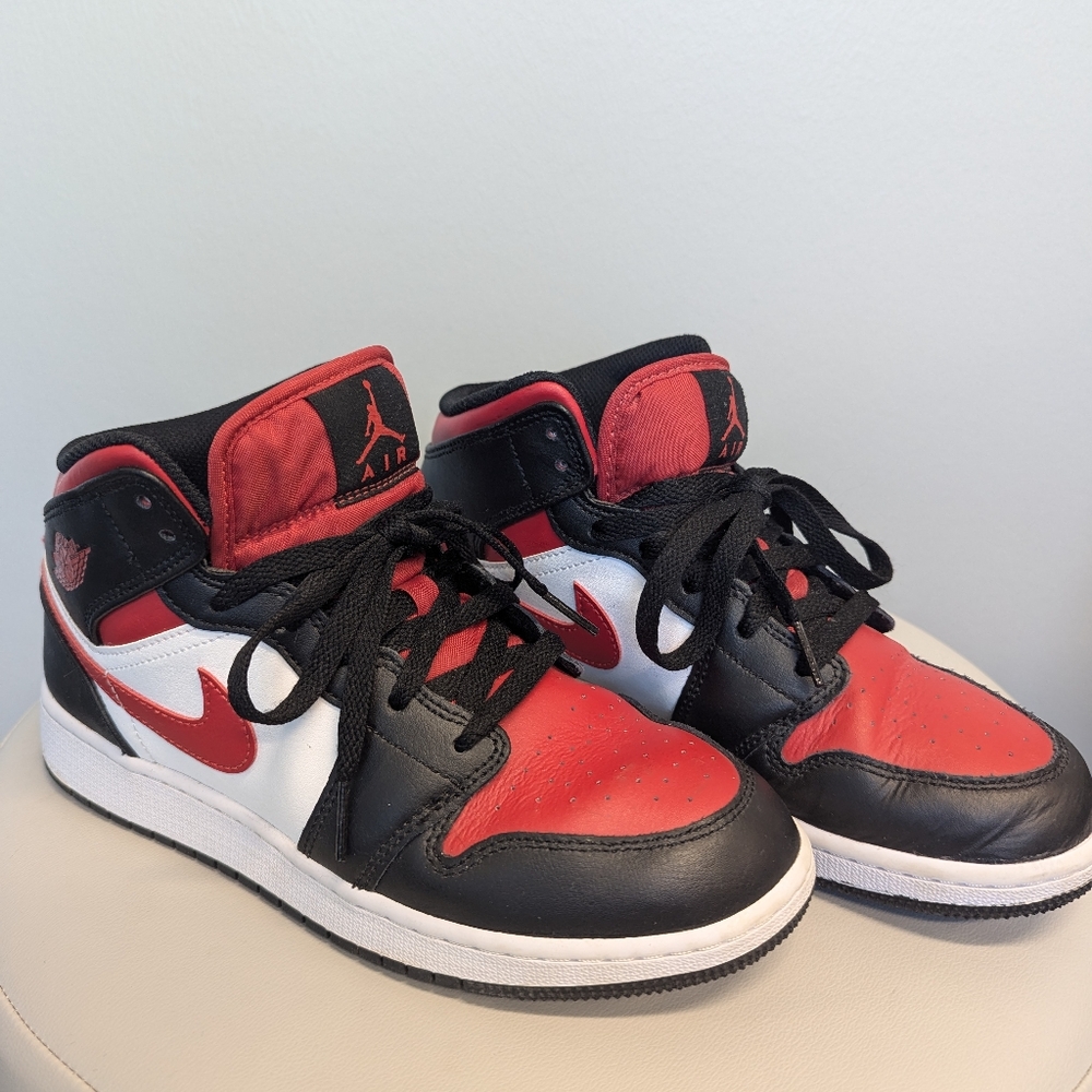 Nike Air Jordan 1 Mid Sneaker black fire red white Youth size 6 without tags